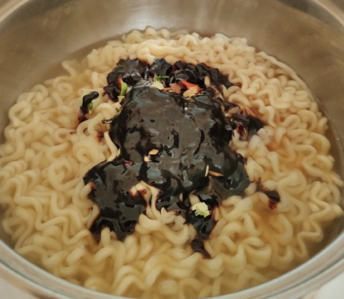 Корейская лапша очень острая SAMYANG Jjajang Buldak Hot Chicken Flavor Ramen 140g (Корея)